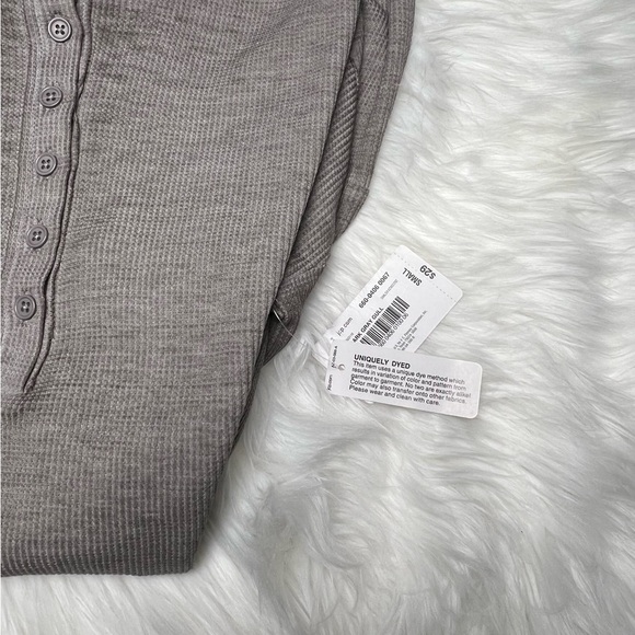 𝅺FLIRTUDE Active long sleeve crop stop with front buttons. NWT - Picture 4 of 5